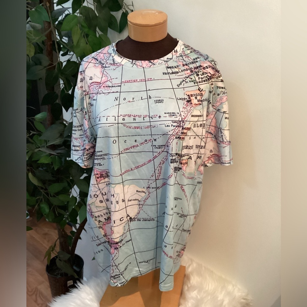 Unbranded short sleeve Crewneck tee World map/ Globe theme Woman’s size XXL